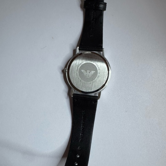 The new Emporio Armani Silver and Black Men's Watch is rare, no batteries. - Picture 3 of 4